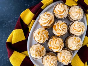 harry potter butterbeer cupcakes with gryffindor scarf on serving plate